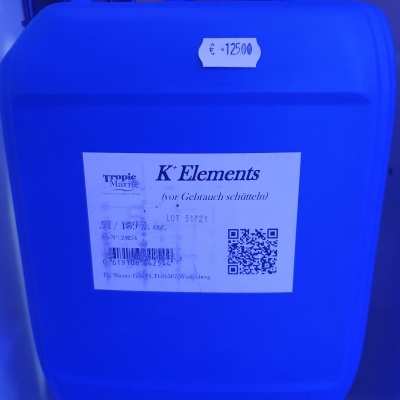 Recipiente azul de plástico com etiqueta e preço €125,00