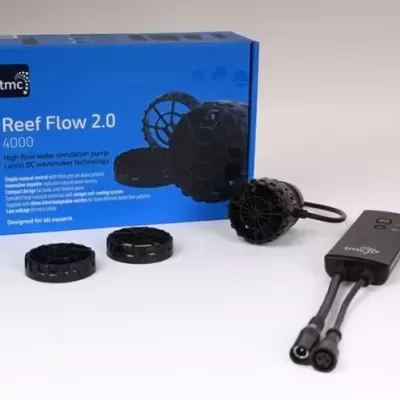 Produto Reef Flow 2.0 4000 em caixa azul com peças negras e controlador