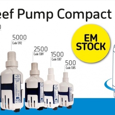 Cinco bombas Reef Pump Compact de diferentes tamanhos com selo 'EM STOCK'.