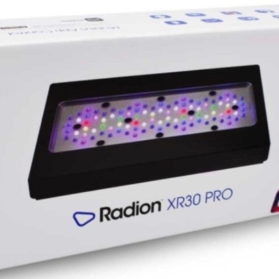Embalagem branca com dispositivo Radion XR30 PRO e luzes LED coloridas