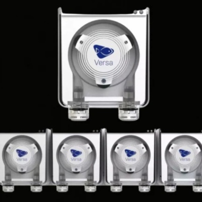 Dispositivos transparentes quadrados com botão circular branco e logotipo Versa