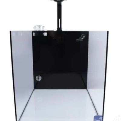 Aquário quadrado de vidro transparente com fundo branco e tampa preta