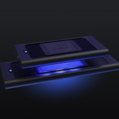 Dois dispositivos eletrónicos pretos com luz azul sobre fundo escuro