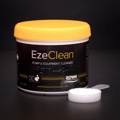 Pote de limpeza EzeClean com colher e pó branco sobre superfície preta