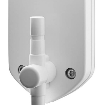 válvula branca de plástico com parafusos montada na parede