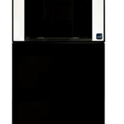 Impressora 3D preta com estrutura transparente quadrada