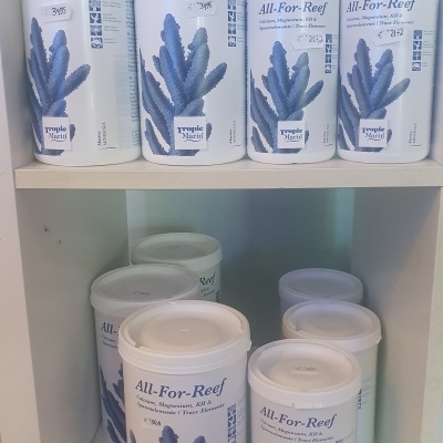 Produtos All-For-Reef Tropic Marin em embalagens brancas e azuis, em prateleiras