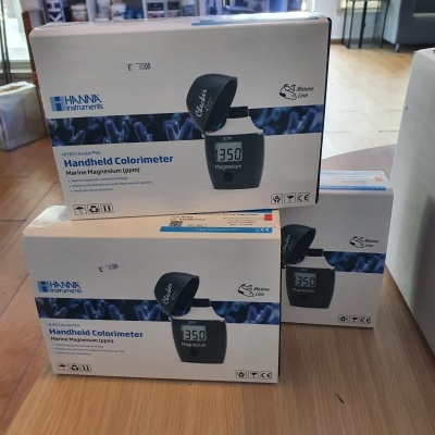 Caixas de colorímetro portátil HANNA para magnésio marinho sobre uma mesa