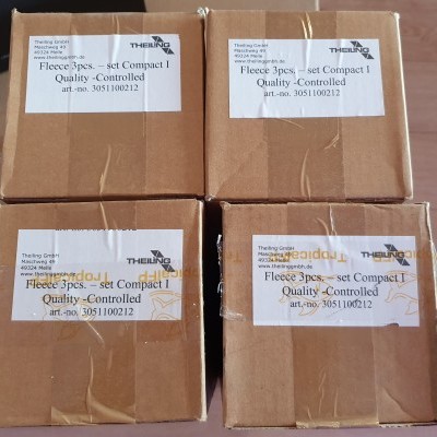 Quatro caixas de papelão com etiquetas de conjuntos de fleece compactado da marca Theiling