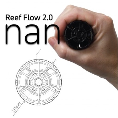 Mão segurando dispositivo preto com desenho técnico e texto Reef Flow 2.0 nan