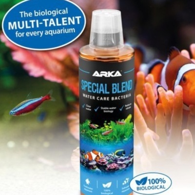 Frasco do produto SPECIAL BLEND para aquários ARKA com peixes e corais no fundo