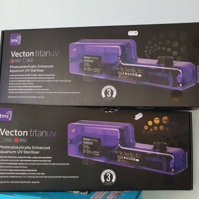 Caixas pretas com esterilizadores UV TMC Vecton Titan UV para aquário com imagem e texto informativo