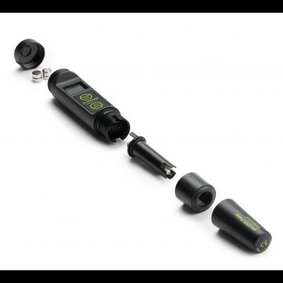 Dispositivo eletrônico preto desmontado em várias partes sobre fundo branco