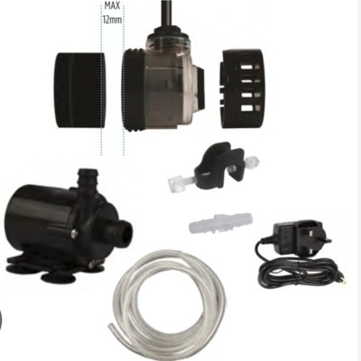 Conjunto de bomba de água preto com tubos e fonte de alimentação