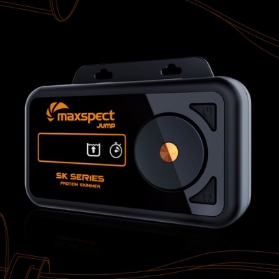 Dispositivo eletrônico preto com texto e gráficos em laranja e cinza