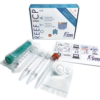 Kit de teste REEFFICAL TOTAL com tubos, seringa e manual da Fauna Marin sobre fundo branco