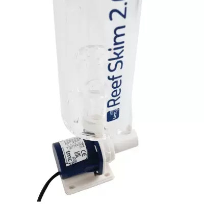 Skimmer de arrecife Reef Skim 2 com motor azul e estrutura transparente e branca.