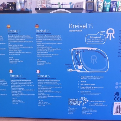 Caixa azul de produto Kreisel 15 FLOW SNABBAR com instruções e desenho de óculos de natação