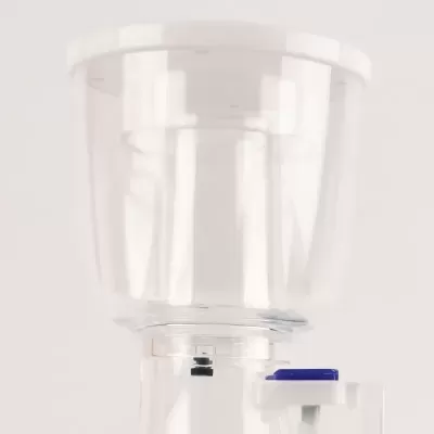 Dispenser de água transparente com tampa branca e botão azul