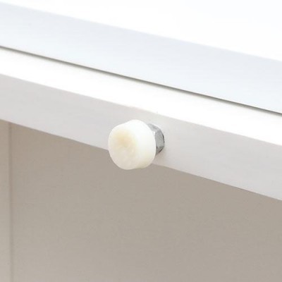 Batente de porta branco com cabeça metalizada numa porta branca