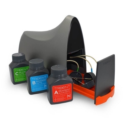 Conjunto de teste Trident com frascos de reagentes e dispositivo de medição em fundo branco