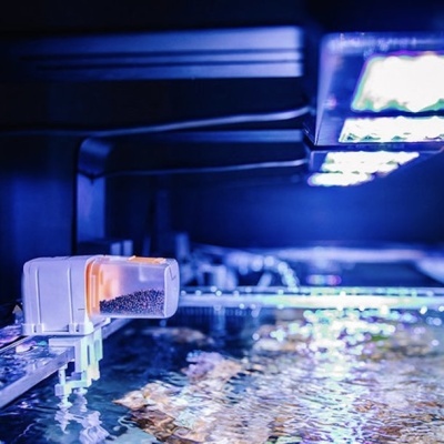 Sistema de alimentação automática para aquário com dispensador de pellets e iluminação azul