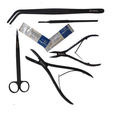 Conjunto de ferramentas de manicure pretas com várias pinças e tesoura