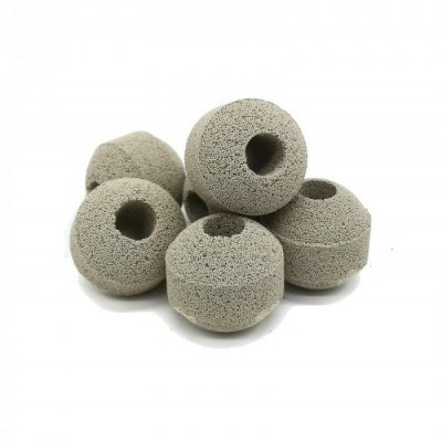 Cinco esferas porosas cinzentas com orifício central