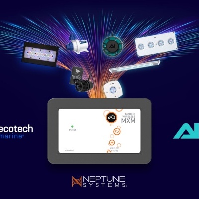 Painel de controlo eletrónico branco e sensores em fundo azul com logótipos