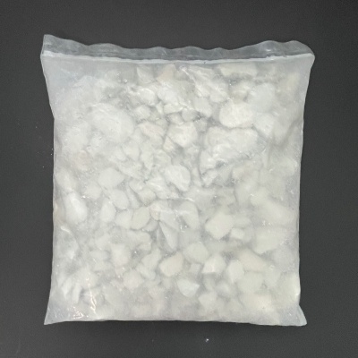 Saco plástico transparente com pedaços brancos irregulares