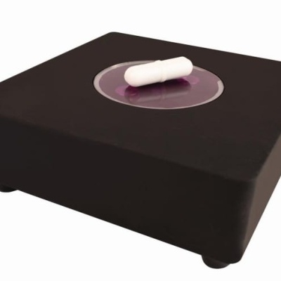 Base quadrada preta com cápsula branca no centro