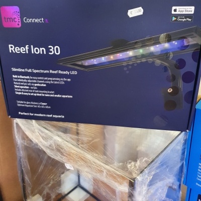 Painel LED para aquário tmc Connect Reef Ion 30 azul e preto com texto e packaging com plástico.