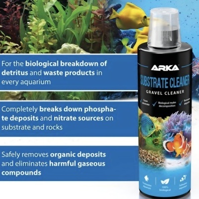 Frasco preto com tampa transparente e texto ARKA SUBSTRATE CLEANER GRAVEL CLEANER em fundo de aquário com peixes e plantas