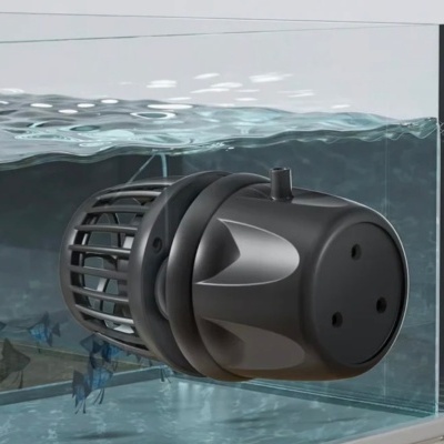 Bomba de circulação preta submersa num aquário com água e peixes