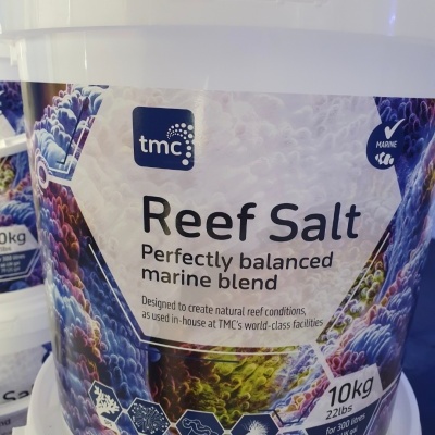 Balde branco de 10 kg de sal marinho Reef Salt com rótulo colorido e texto em inglês