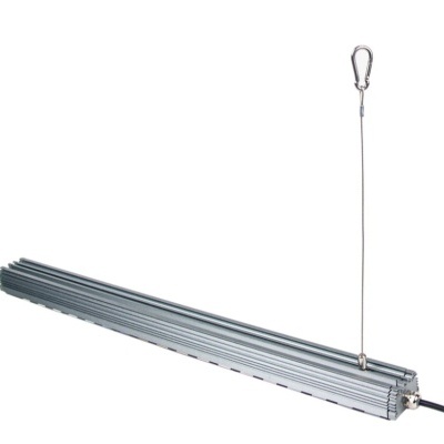 Luminária industrial suspensa de metal prateado com cabo metálico