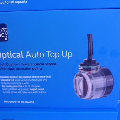 Embalagem azul de sensor ótico para aquários Optical Auto Top Up com texto e imagem do produto