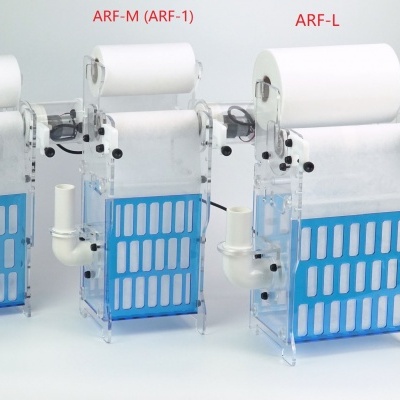 Três máquinas rotuladoras de papel com carcaças azuis e transparentes em fundo branco.