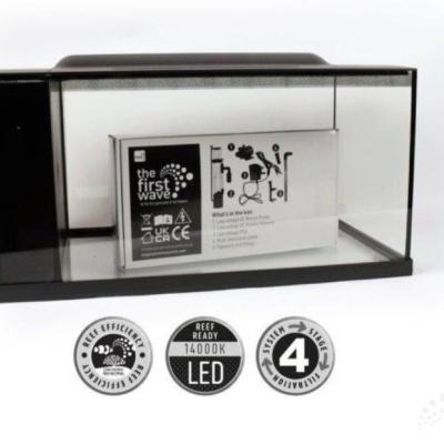 Aquário retangular preto com etiqueta interna e ícones de eficiência e sistema LED