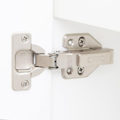 Dobradiça metálica prateada DTC numa porta branca