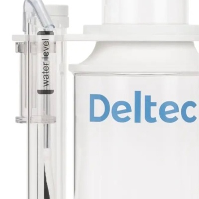 Equipamento transparente com indicador de nível de água e texto Deltec