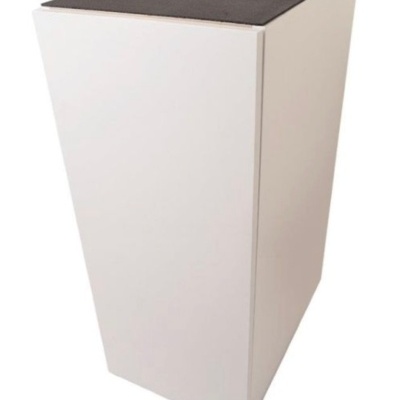 Caixa retangular branca com tampa preta e recorte em U