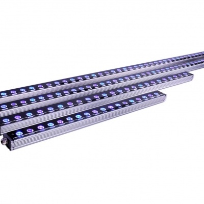 Barras lineares de iluminação LED com estrutura metálica e LEDs azuis e roxos