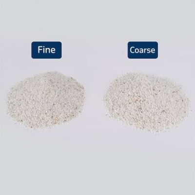 Duas pilhas de grânulos brancos rotuladas como Fine e Coarse em fundo cinza