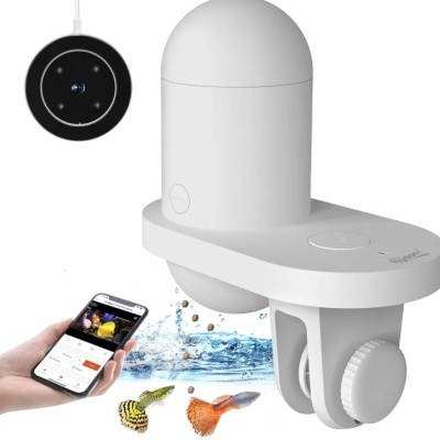 Dispositivo branco para alimentação automática de peixes com câmara e telemóvel com app