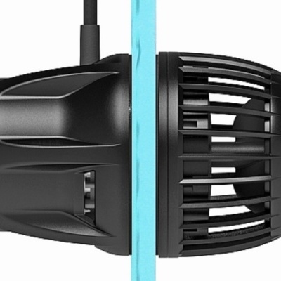 Bomba de circulação para aquário preto vista de lado com lâmina de água azul