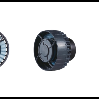 Três dispositivos eletrónicos, dois ventiladores portáteis azuis e pretos e controlador digital preto com ecrã LCD.