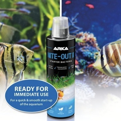 Frasco preto do produto ARKA NITE-OUT II Starter Bacteria com fundo de aquário e peixes coloridos