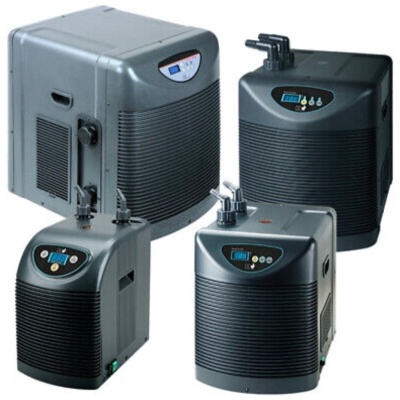 quatro chillers industriais cinza e preto com painéis digitais