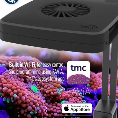 Luz para aquário preta com ventoinha e texto promocional sobre controle Wi-Fi e app